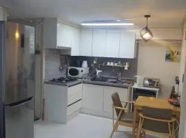 Convenient location 3-person room with living room and 2 bedrooms, 600 meters from Bogukmun Station, 5 stops to SNU Bundang Hospital, close to Korea University