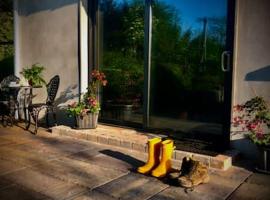 Peaceful, relaxing and warm 2-bedroom, sleeps 4, self-catering Galtee Mountain Lodge - for Mitchelstown, Cahir, Cashel and Cork, 1hr drive from 4 cities, hotel v destinaci Cahir
