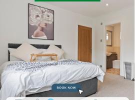 Charming 4 Bedroom 3 Bathroom House - Sleeps up to 9 - Pool Table, Sky TV & Netflix, Fast WiFi, Driveway Parking & Self-Check-In By Yoko Property, hotel i Great Malvern