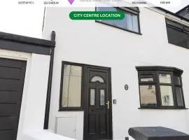 Charming House - 3 minute's walk to the beach - Free Parking, Smart TV and Fast Wifi by Yoko Property