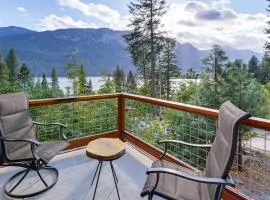 Hot Tub & Stunning Mtn Views! Lake Wenatchee Home