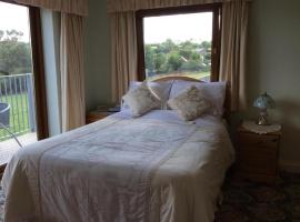 Room in Guest room - Orchard Manor, Fore Street, Probus, Tr24ly, Nr Truro, hotel v destinaci Truro