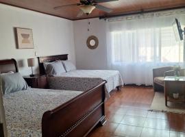 Acogedora y amplia habitación en La Tropicana, ubytování v soukromí v destinaci Alajuela