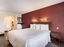 Super 8 by Wyndham Deerfield - Northbrook