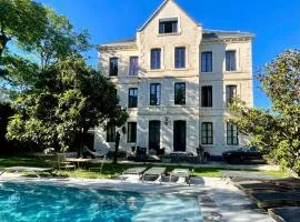 Demeure Saint Louis Historic manor, City 700m, parking,A C,Clim,WIFI, heated pool, city view、カルカソンヌのB&B