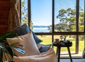 The Cabin By the Sea - Cosy Waterfront Getaway, cabin in Lunawanna