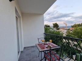 Apartments Sandra, pet-friendly hotel in Okrug Donji