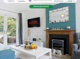 Detached House - Close to City Centre - Free Parking, Fast Wifi, Private Garden and Smart TV with Netflix by Yoko Property