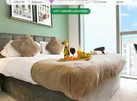 2 Bedroom 2 Bathroom Apartment - City Centre - Free Parking, Fast Wifi, Juliet Balcony and Smart TV with SkyTV and Netflix by Yoko Property