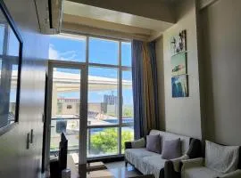High Ceiling Home by the Pool with Wi-Fi and Netflix