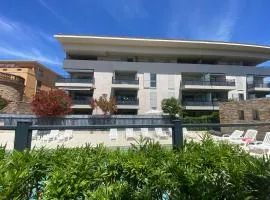 Spacieux appartement avec jardin dans résidence de grand standing avec piscine