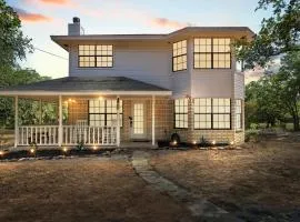 Quiet 4BR Farmhouse: Ideal Family Retreat