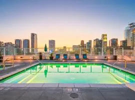 Downtown Escape - 2BR w Skyline Views & Hot Tub