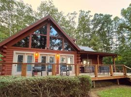 Sophie's Choice Secluded Luxury Log Cabin, Hot Tub, Pool Table, Fire Pit, Close to Town, Hotel in Bryson City
