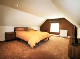 1 Bed Cottage - Plus Sofa Bed - Sleeps 4 - Pets
