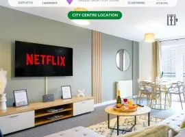 City Centre Apartment with Free Parking, Balcony, Super-Fast Wifi and Smart TV with Netflix by Yoko Property