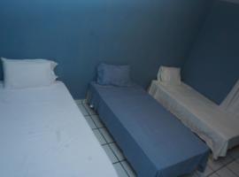 Habitación con tres camas, hotel en Tonalá