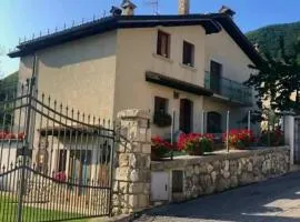 A due passi dai lupi