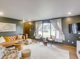 Updated Plymouth Home about 5 Mi to Road America!, hotel en Plymouth