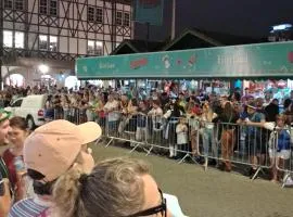 AP com cama King size e 2 colchão no chão e Internet no centro de Blu