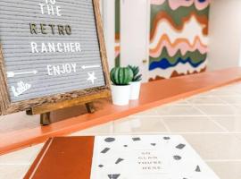 Retro Rancher! Mins to KyleField & Downtown Bryan، فندق في براين