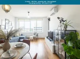 Downtown 2 rooms apartment 18th floor with free parking