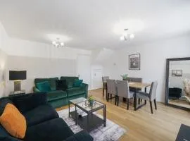 Aylesbury 3BR Home, Sleeps 5, Families & Contractors Homely Stay
