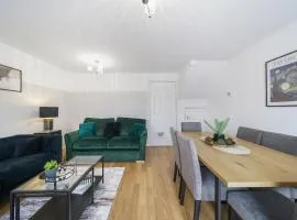 Aylesbury 3BR Home, Sleeps 6, Families & Contractors Homely Stay