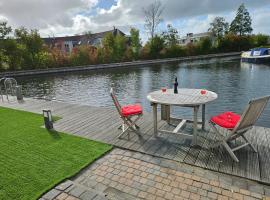 Lemmer House - Luxe familiehuis aan het water, hotel sa Lemmer