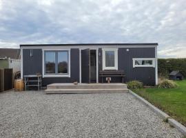 Tinyhouse i en lugn by, hotelli kohteessa Assmundtorp