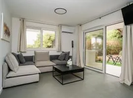 Aspa Luxury Garden Apartment in Vouliagmeni Center