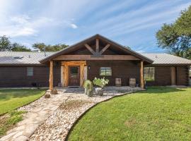 Guadalupe Bluff Log Cabin, Hotel in Kerrville