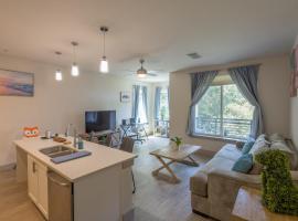 Riverwalk and Pool view Apt with King bed Infinity Pool Gym Free Parking, golf hotel in San Antonio
