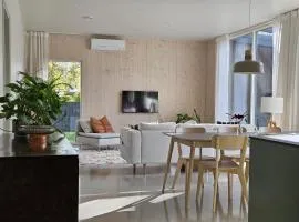 New Villa w/sauna, jacuzzi &wifi