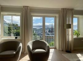 Stilfull leilighet i Arendal sentrum med 3 soverom og parkering, hotel in Arendal