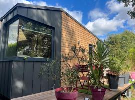 Tiny House indépendante tout confort full équipement adult only-seulement, hotel with hot tubs in Morhange