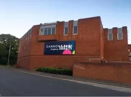 Double room in Cannon Park shopping center & free parking