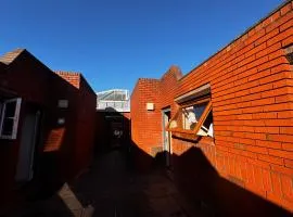 Two-bedroom flat Close to Uni & shopping center with free parking