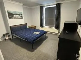 Large 5 bedroom property in the centre with lots of parking