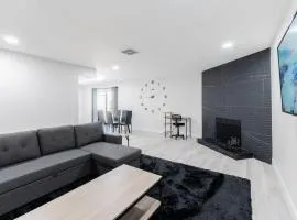 5Mins to Fremont 10Mins to Strip! Sleeps 8!