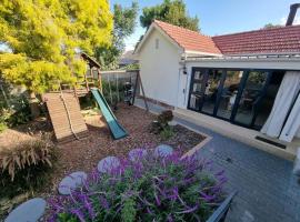 Spacious Lanes Cottage and Garage Parking, hotel in Cape Town