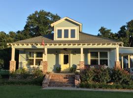 3 Bed, 2 and a half bath Gorgeous Coastal Home 1 block from beach!, hotel en Long Beach