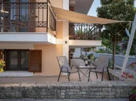 Elegant studio by the beach in Ireon