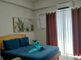 Pool View Condo 333B at Amani Grand Resort near Mactan Cebu Airport、Pusokのコンドミニアム