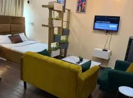 Cozy studio unit in lekki phase 1 - Kitchen, 24-7 light, wifi, Netflix