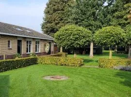 Wellness bungalow met privésauna en hot tub - Glamping aan de Maas