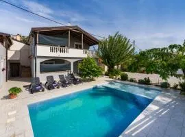 Apartment A1 with Balcony & Shared Pool - Free Parking