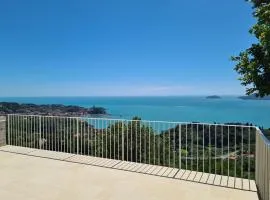 Quercia House, inside a Private Park, Pool, Tennis, AC, Parking next home and a Garage in Lerici!
