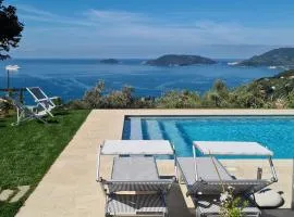 "Quercia House", inside a Private Park, shared Pool, Tennis, AC, Parking next home and a Garage in Lerici!
