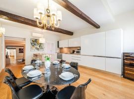 Palazzo artisti 270mq Penthouse 4 bedr Jacuzzi, hotel a Modena